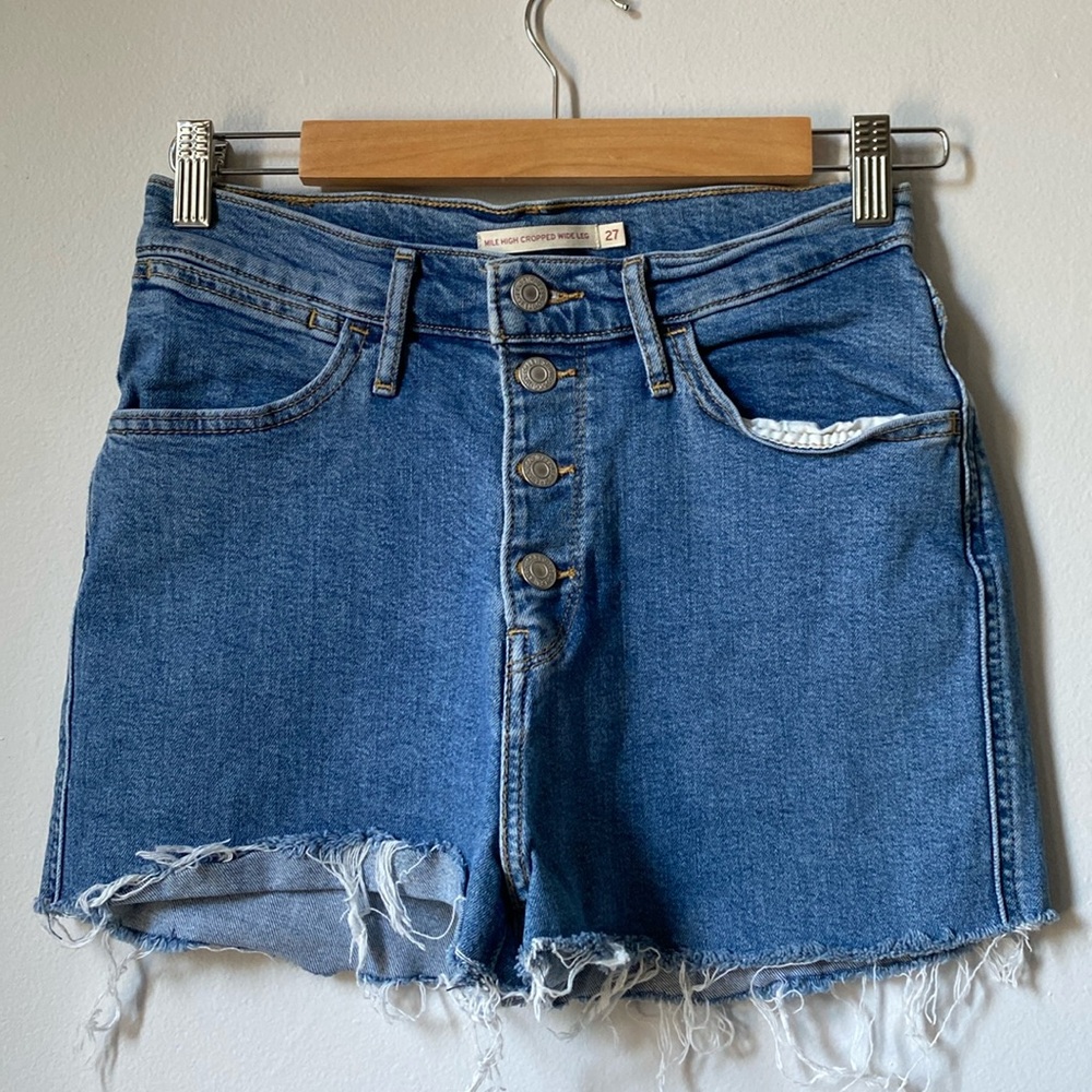 Levi’s women’s Mile High cropped wide leg jean short, button closure. raw hem 27